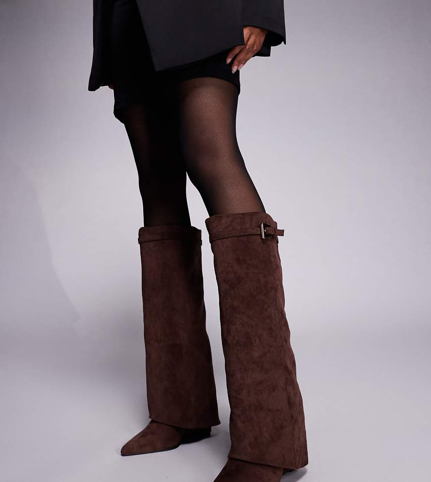 Public Desire Wide Fit - Kola - Kniehohe Stiefel aus Wildlederimitat in Braun mit Keilabsatz und Umschlag, weite Passform-Brown von Public Desire Wide Fit
