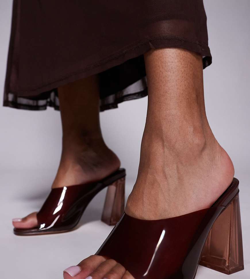 Public Desire Wide Fit - Kyoto - Transparente Mules in Braun mit Absatz, weite Passform Public Desire Wide Fit - Kyoto - Transparente Mules in Braun mit Absatz, weite Passform von Public Desire Wide Fit