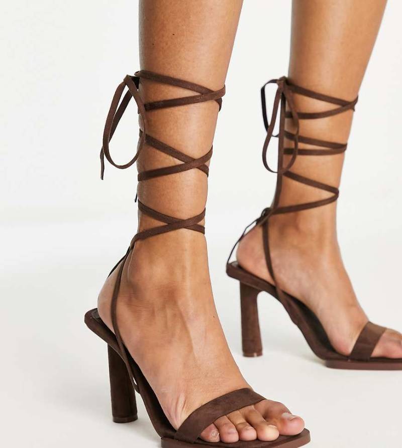Public Desire Wide Fit - Lamour - Sandaletten in Schokoladenbraun mit eckigem Fußbett, weite Passform von Public Desire Wide Fit