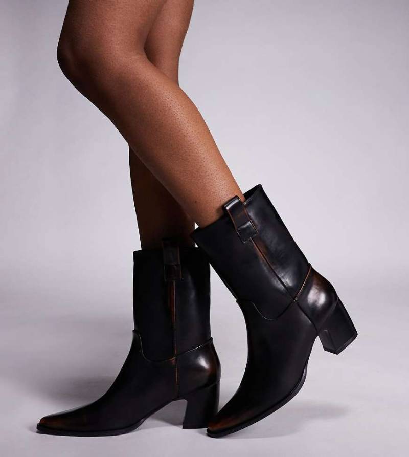 Public Desire Wide Fit - Layleigh - Stiefeletten in Braun mit abgerundetem Absatz, weite Passform von Public Desire Wide Fit