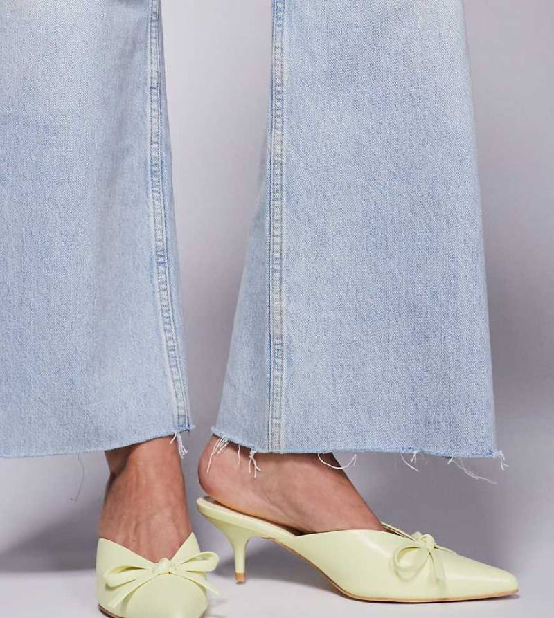 Public Desire Wide Fit - Lionheart - Spitze Mules in Gelb mit Kitten-Heel und Schleife von Public Desire Wide Fit