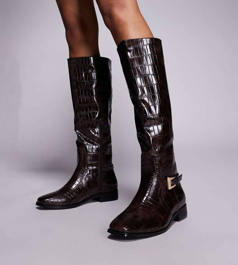 Public Desire Wide Fit - Mackie - Kniehohe Stiefel in Kroko-Braun mit Schnalle, weite Passform-Brown von Public Desire Wide Fit