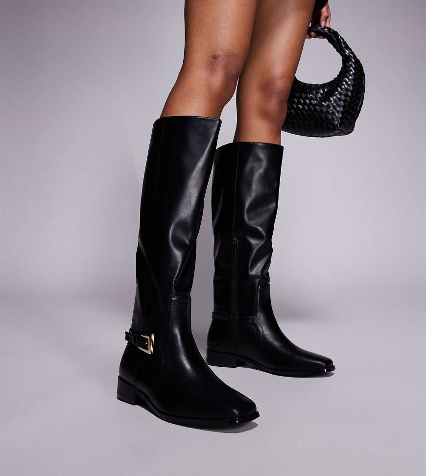 Public Desire Wide Fit - Mackie - Kniehohe Stiefel in Schwarz mit Schnalle, weite Passform von Public Desire Wide Fit