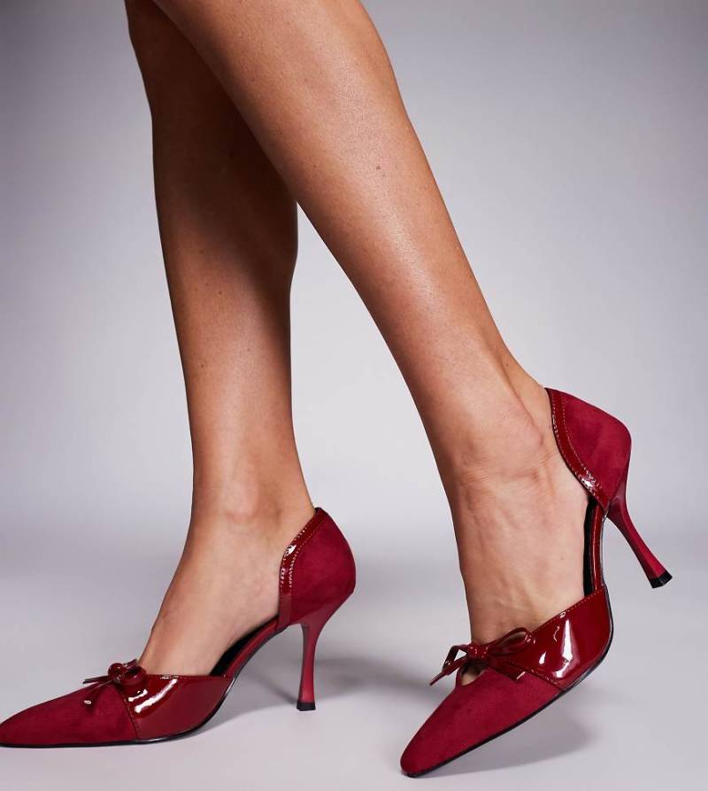 Public Desire Wide Fit - Makenna - Spitze Pumps in Burgunderrot mit Cut-out-Design und Zierschleife, weite Passform von Public Desire Wide Fit