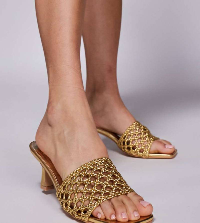 Public Desire Wide Fit - Maribelle - Gewebte Mules in Gold mit Kitten-Absatz, weite Passform-Goldfarben von Public Desire Wide Fit