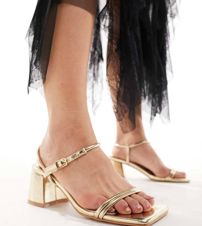 Public Desire Wide Fit - Oracle - Goldfarbene Sandalen mit mittelhohem Absatz von Public Desire Wide Fit