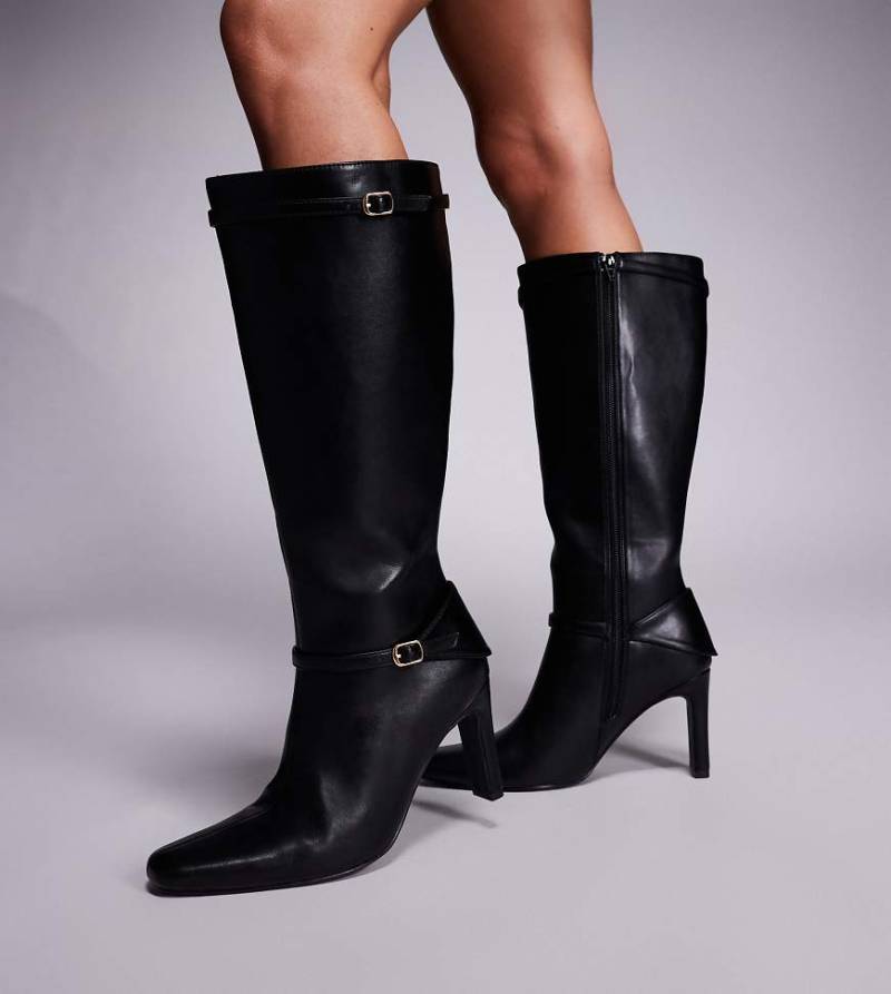 Public Desire Wide Fit - Poppy - Kniehohe Stiefel in Schwarz mit Absatz und Schnallendetail, weite Passform von Public Desire Wide Fit