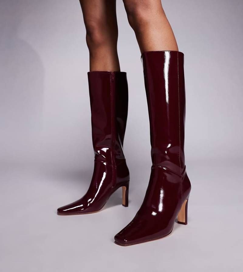 Public Desire Wide Fit - Pose - Kniehohe Stiefel in Burgunderrot mit eckiger Zehenpartie und Absatz, weite Passform von Public Desire Wide Fit