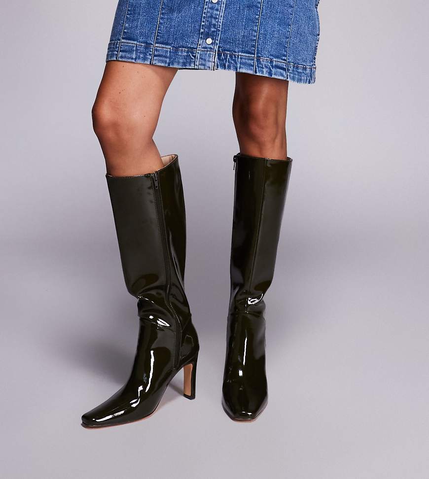 Public Desire Wide Fit - Pose - Kniehohe Stiefel in Dunkelgrün mit Absatz, weite Passform von Public Desire Wide Fit
