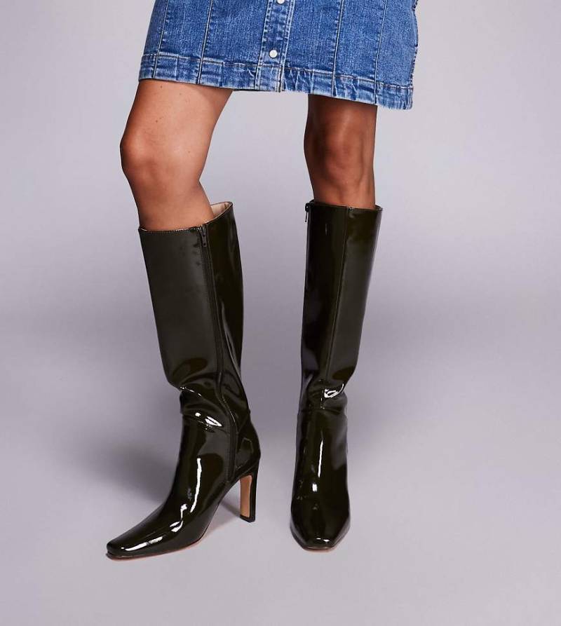 Public Desire Wide Fit - Pose - Kniehohe Stiefel in Dunkelgrün mit Absatz, weite Passform von Public Desire Wide Fit
