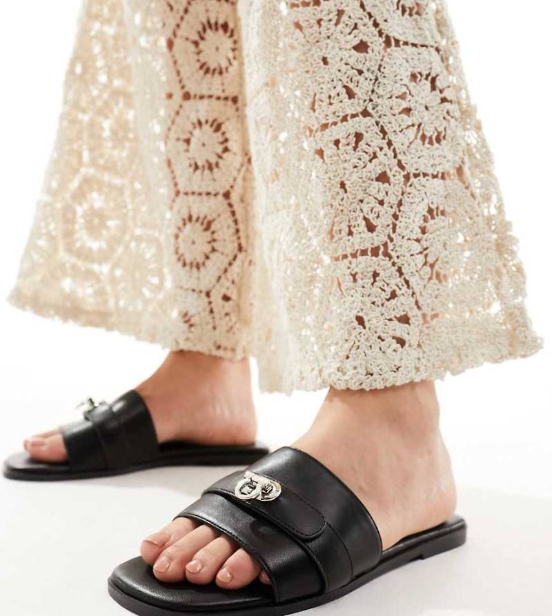 Public Desire Wide Fit - Radiance - Slider in Schwarz mit Metalldetail von Public Desire Wide Fit
