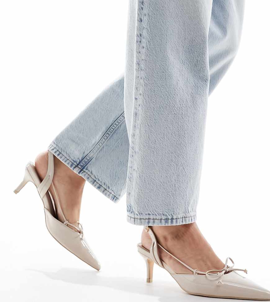 Public Desire Wide Fit - Rai - Spitze Lackschuhe in Creme mit Absatz und Schleifendetail-Weiß Public Desire Wide Fit - Rai - Spitze Lackschuhe in Creme mit Absatz und Schleifendetail-Weiß von Public Desire Wide Fit