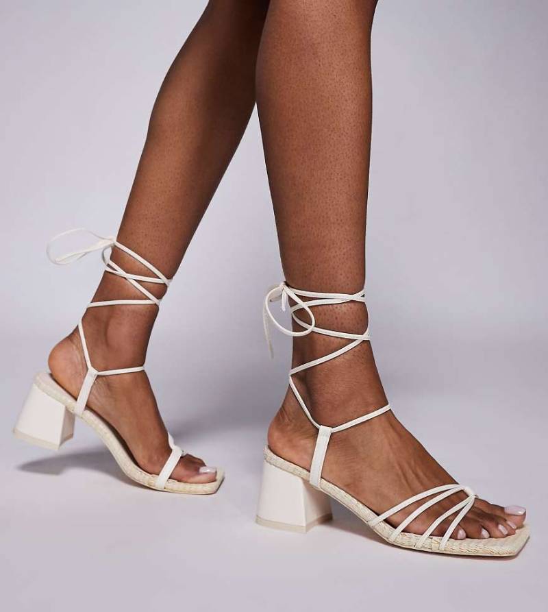 Public Desire Wide Fit - Saffira - Sandaletten in Cremeweiß mit mittelhohem Absatz und Knöchelschnürung, weite Passform von Public Desire Wide Fit