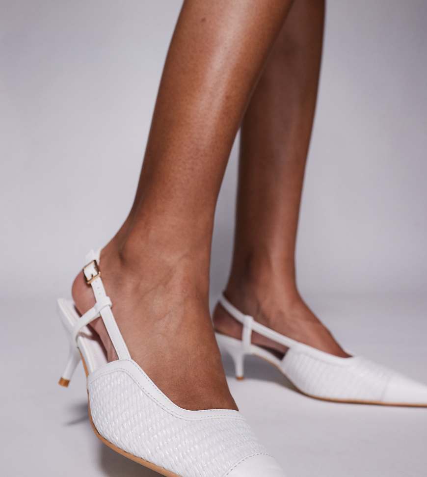 Public Desire Wide Fit - Sandaletten in Bastweiß mit Pfennigabsatz und Fersenriemchen, weite Passform von Public Desire Wide Fit