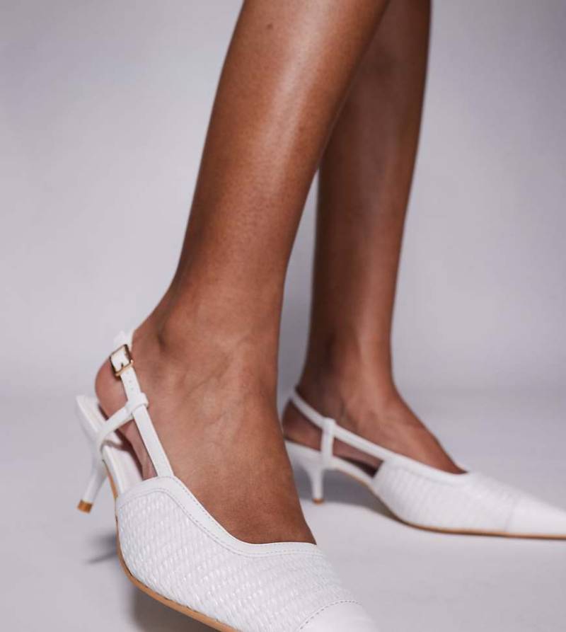 Public Desire Wide Fit - Sandaletten in Bastweiß mit Pfennigabsatz und Fersenriemchen, weite Passform von Public Desire Wide Fit