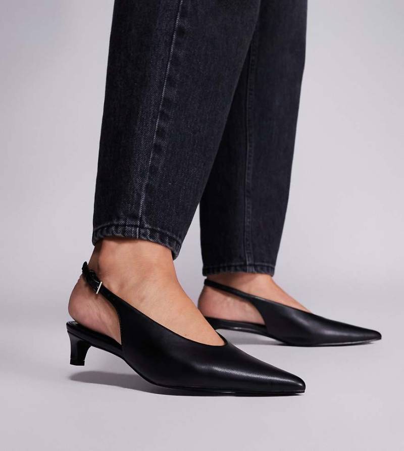 Public Desire Wide Fit - Saskia - Pumps in Schwarz mit Fersenriemen und Kitten-Heel, weite Passform von Public Desire Wide Fit