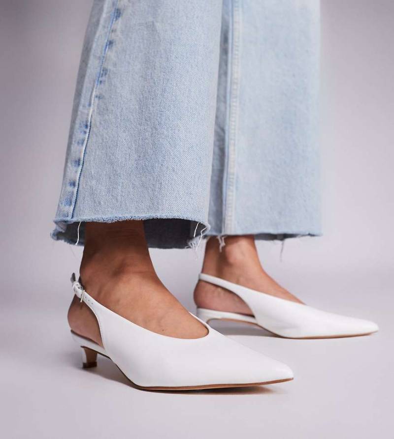 Public Desire Wide Fit - Saskia - Pumps in Weiß mit Fersenriemen und Kitten-Absatz, weite Passform von Public Desire Wide Fit