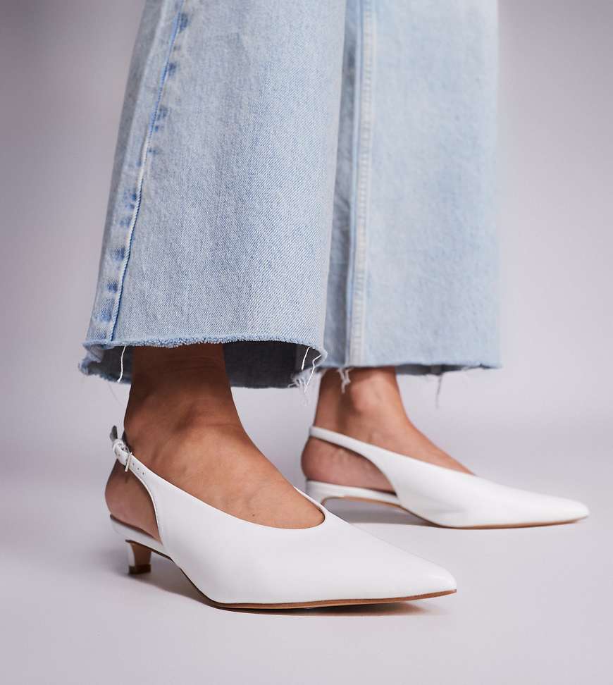 Public Desire Wide Fit - Saskia - Pumps in Weiß mit Fersenriemen und Kitten-Absatz, weite Passform Public Desire Wide Fit - Saskia - Pumps in Weiß mit Fersenriemen und Kitten-Absatz, weite Passform von Public Desire Wide Fit