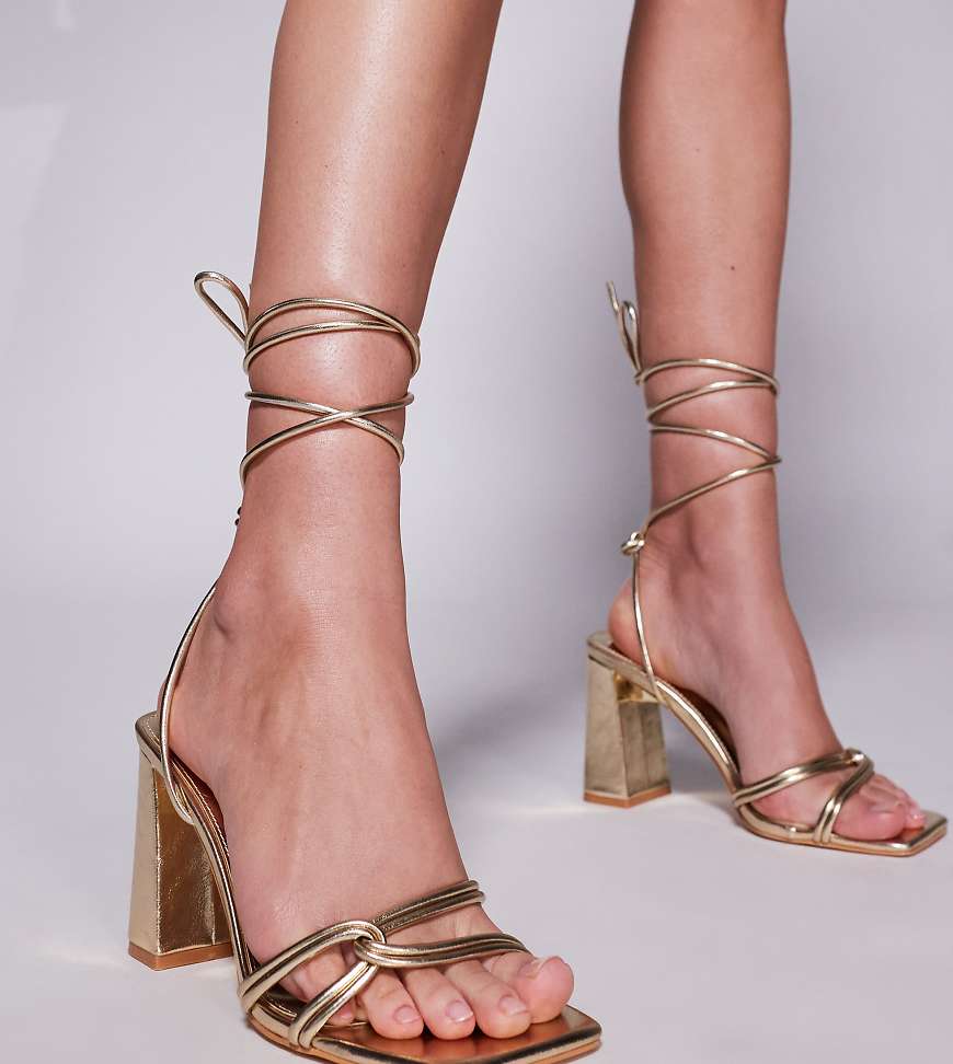 Public Desire Wide Fit - Schiffer - Sandalen in Gold mit Blockabsatz und Bindeband-Goldfarben Public Desire Wide Fit - Schiffer - Sandalen in Gold mit Blockabsatz und Bindeband-Goldfarben von Public Desire Wide Fit