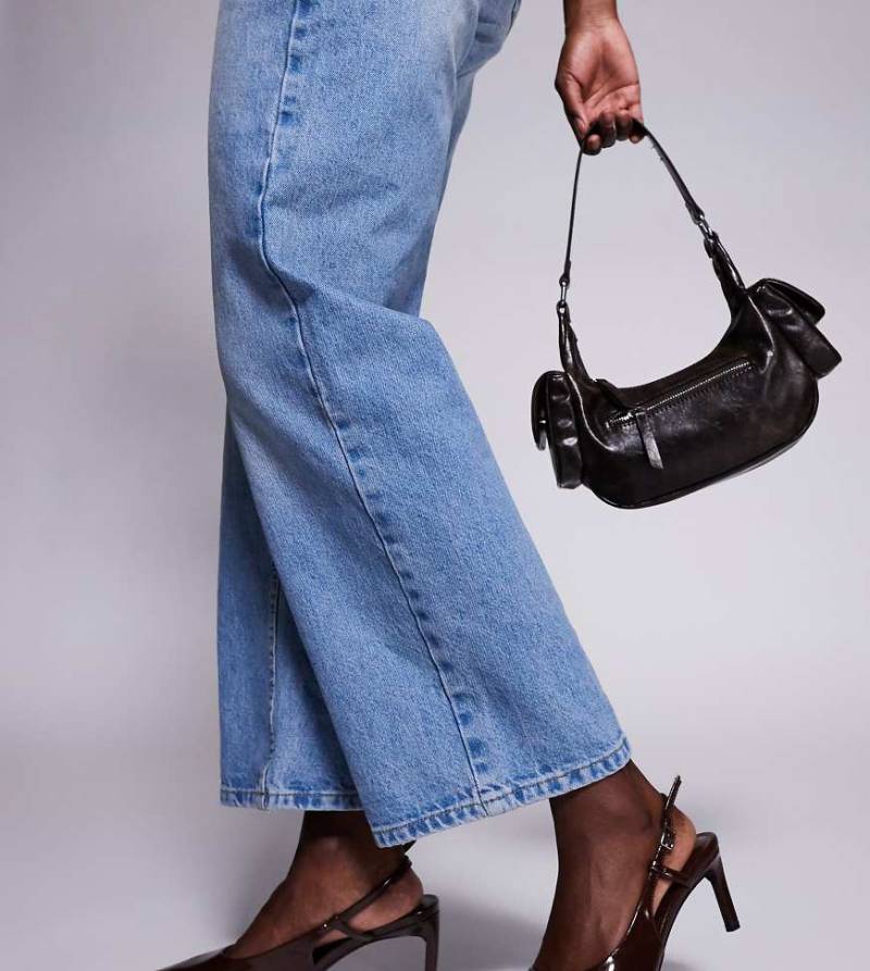 Public Desire Wide Fit - Schuhe in Schokobraun mit Fersenriemchen und Kitten-Absatz von Public Desire Wide Fit