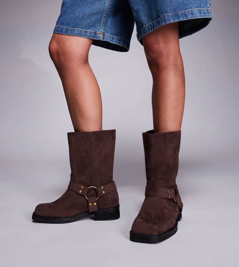 Public Desire Wide Fit - Sienna - Bikerstiefel aus Wildlederimitat in Braun, weite Passform von Public Desire Wide Fit