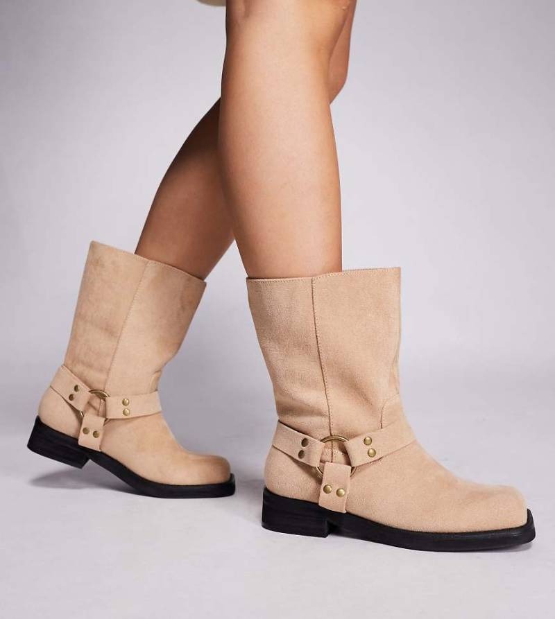 Public Desire Wide Fit - Sienna - Bikerstiefel aus Wildlederimitat in Sand, weite Passform-Neutral von Public Desire Wide Fit