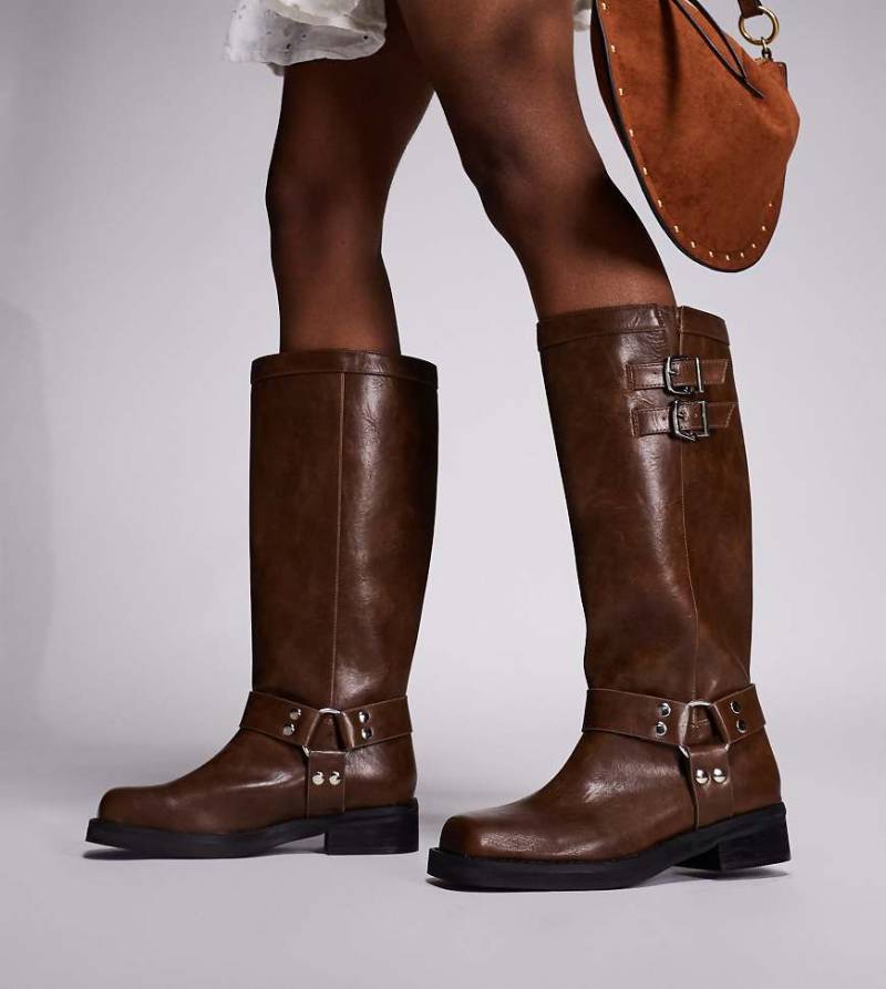 Public Desire Wide Fit - Sirus - Kniehohe Stiefel in Hellbraun mit flachem Riemen, weite Passform von Public Desire Wide Fit