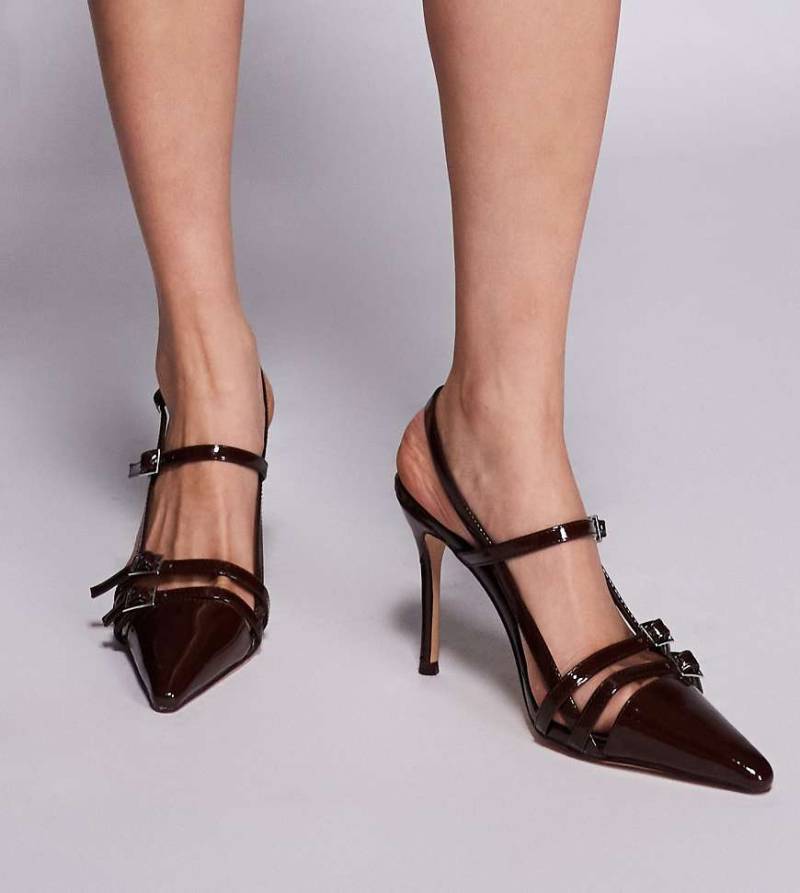 Public Desire Wide Fit - Sushi - Absatzschuhe aus Lackleder in Braun mit Schnallen, weite Passform von Public Desire Wide Fit