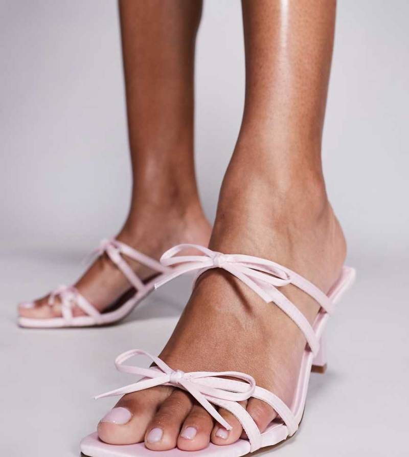 Public Desire Wide Fit - TayTay - Sandalen in Rosa mit Schleifendetail und Absatz, weite Passform von Public Desire Wide Fit