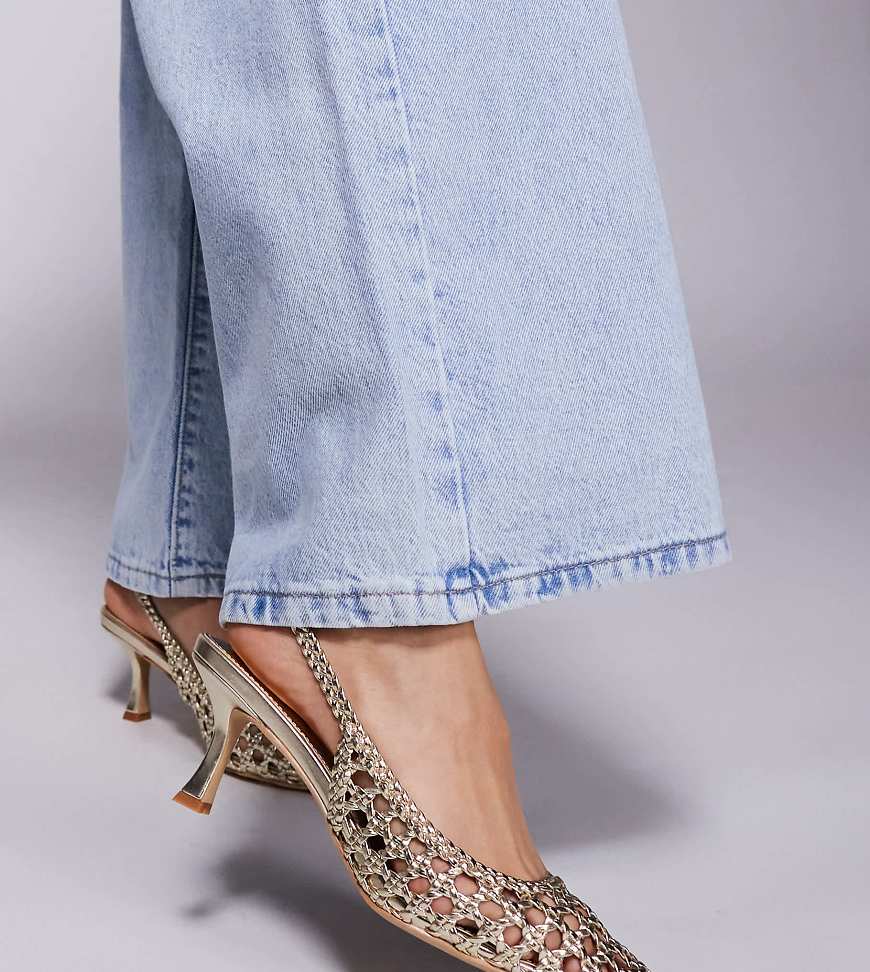 Public Desire Wide Fit - Thelma - Geflochtene Slingback-Schuhe in Gold mit Absatz, weite Passform-Goldfarben Public Desire Wide Fit - Thelma - Geflochtene Slingback-Schuhe in Gold mit Absatz, weite Passform-Goldfarben von Public Desire Wide Fit