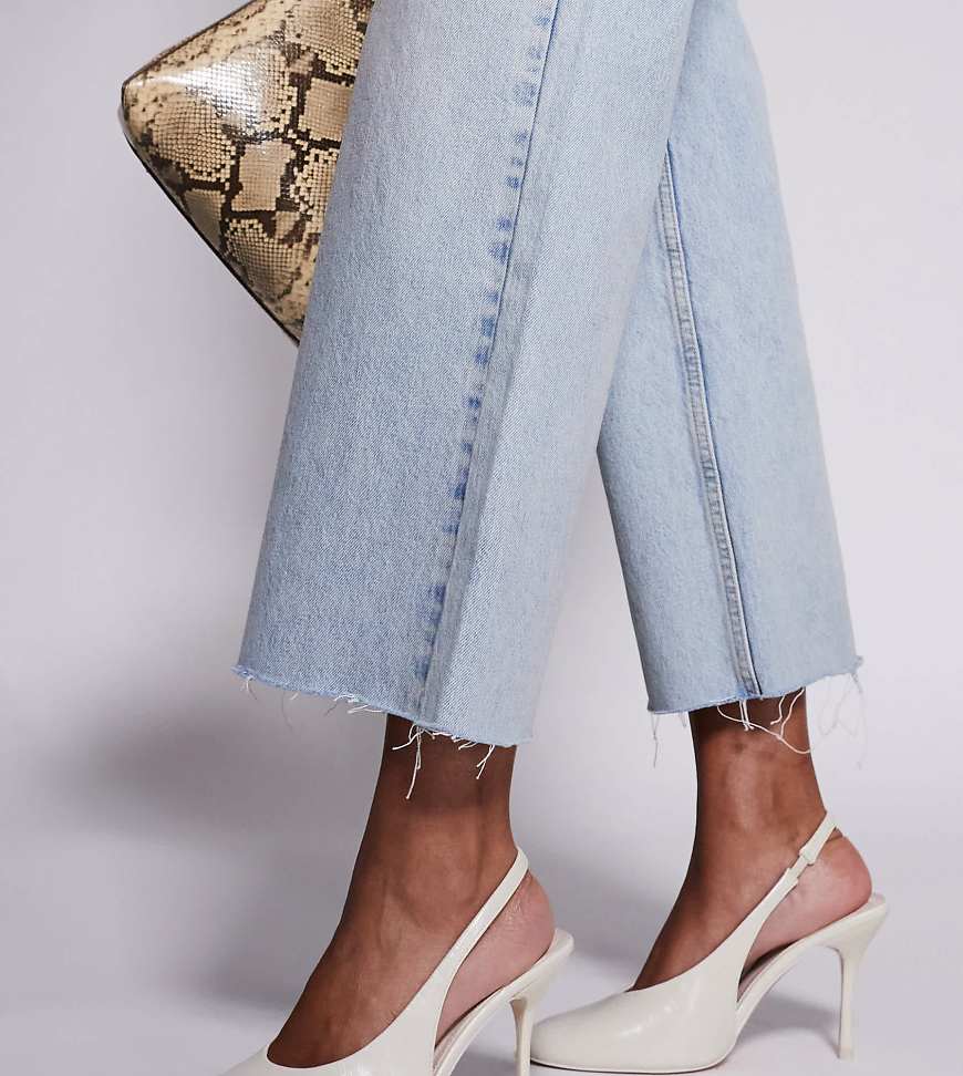 Public Desire Wide Fit - Tilapia - Slingback-Absatzschuhe in Cremeweiß mit hohem Schuhblatt, weite Passform Public Desire Wide Fit - Tilapia - Slingback-Absatzschuhe in Cremeweiß mit hohem Schuhblatt, weite Passform von Public Desire Wide Fit