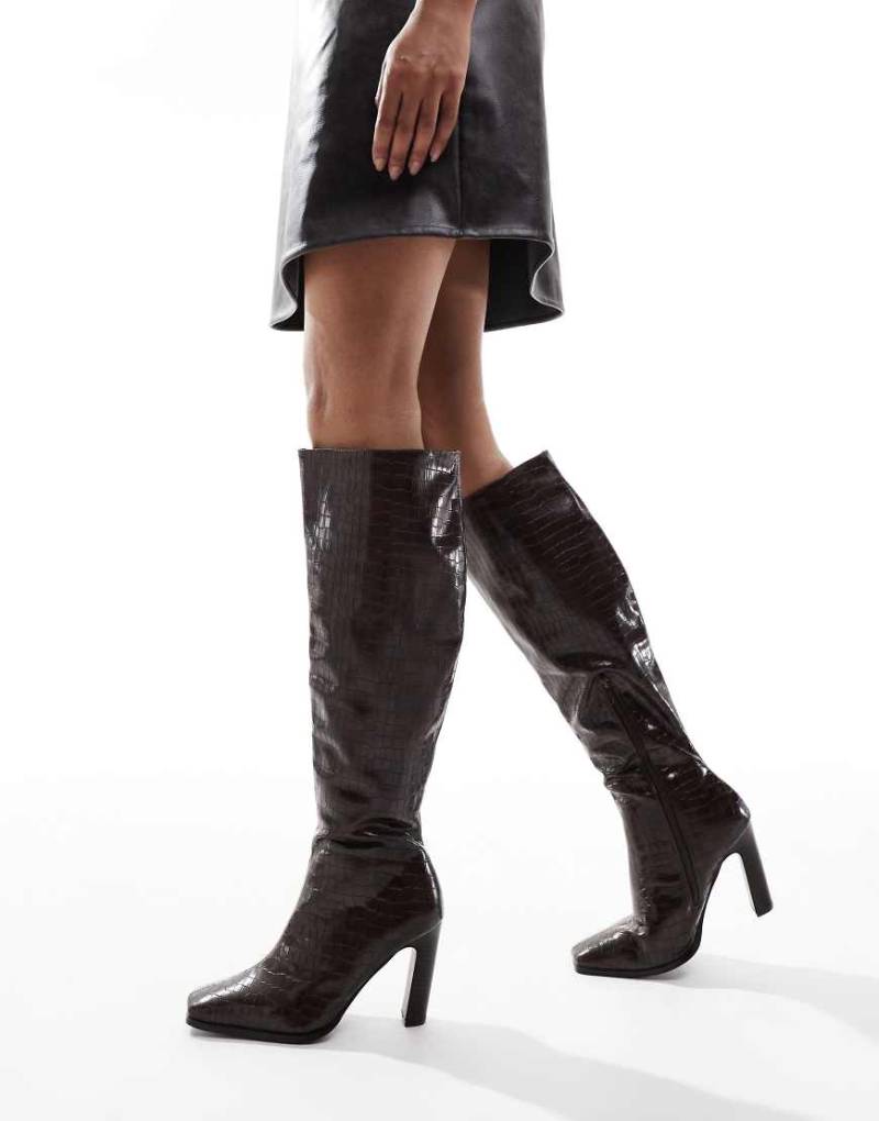 Public Desire - Acquilla - Kniehohe Stiefel in Kroko-Braun mit Absatz und eckiger Zehenpartie von Public Desire