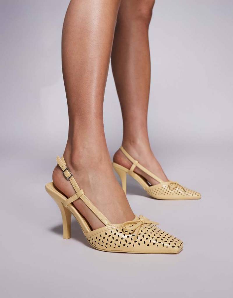 Public Desire - Alchemy - Slingback-Absatzschuhe in Gelb mit lasergeschnittenem Design und Schleife von Public Desire