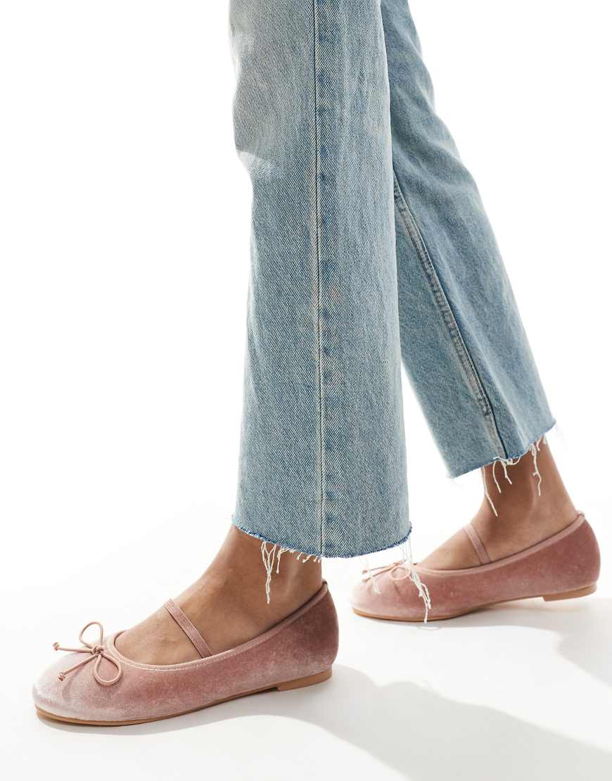 Public Desire - Alexa - Ballerinas aus zartrosa Samt mit Schleife und Riemen von Public Desire