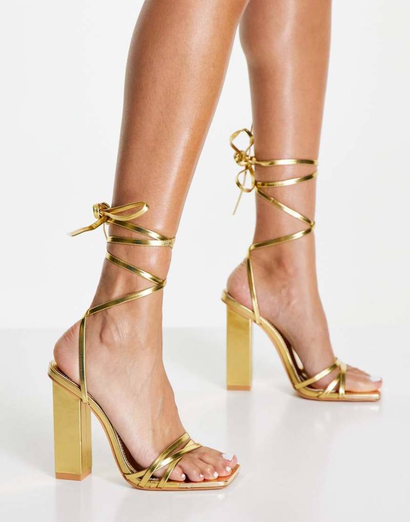 Public Desire - Amira - Sandalen mit Blockabsatz in Gold-Goldfarben Public Desire - Amira - Sandalen mit Blockabsatz in Gold-Goldfarben von Public Desire