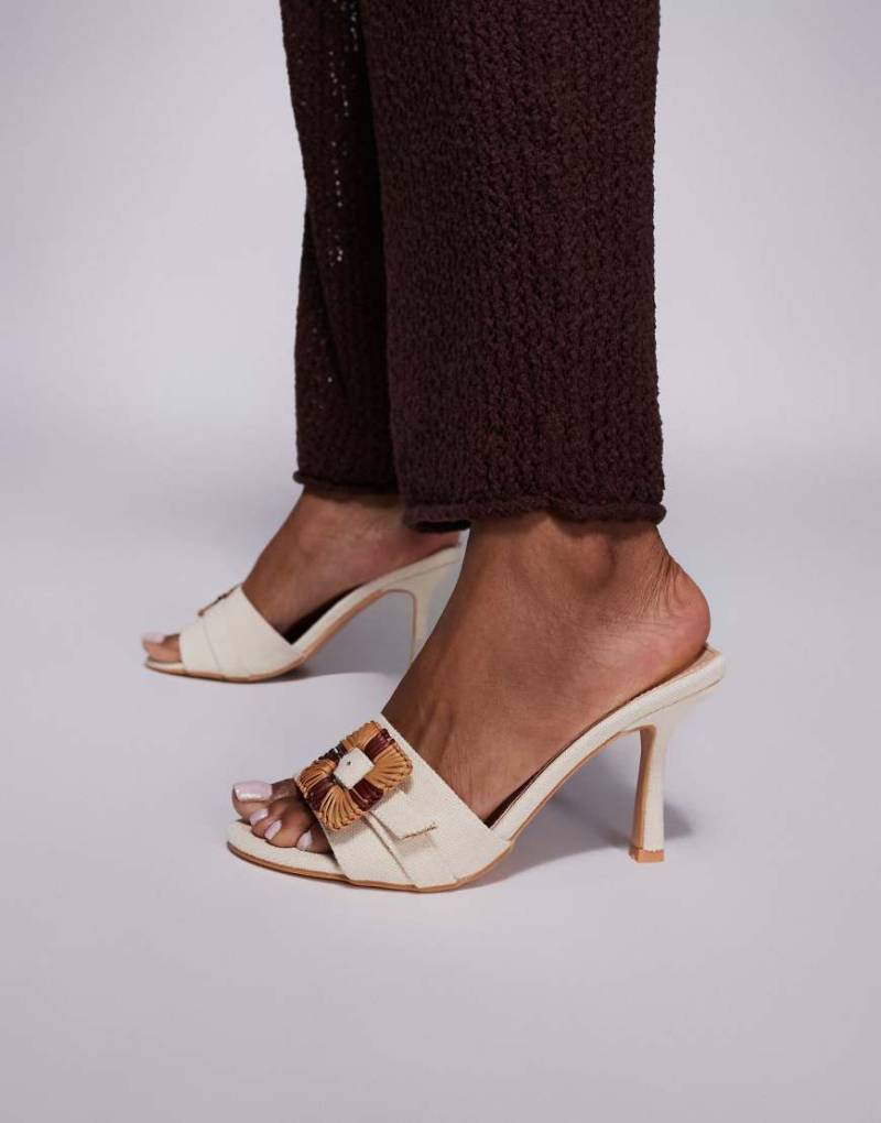 Public Desire - Andria - Mules-Sandaletten in Creme mit mittelhohem Absatz und Schnalle-Weiß von Public Desire