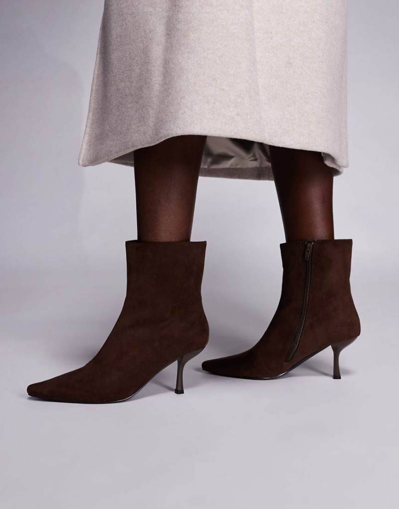 Public Desire - Beverly - Ankle-Boots in Braun mit spitzer Zehenpartie und Absatz-Brown Public Desire - Beverly - Ankle-Boots in Braun mit spitzer Zehenpartie und Absatz-Brown von Public Desire
