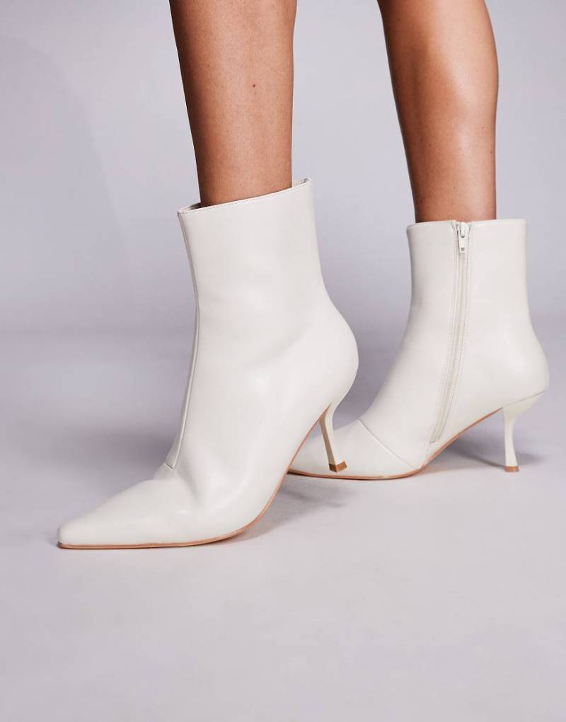 Public Desire - Beverly - Ankle-Boots in Weiß mit spitzer Zehenpartie und Absatz Public Desire - Beverly - Ankle-Boots in Weiß mit spitzer Zehenpartie und Absatz von Public Desire