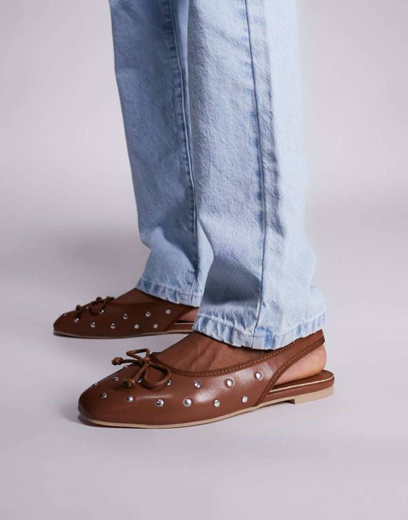 Public Desire - Bia - Ballerinas in Braun mit flachem Nietenbesatz und Fersenriemen von Public Desire