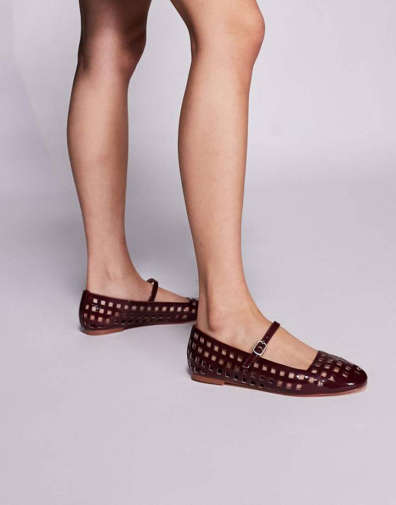 Public Desire - Carrie - Flache Ballerinas in Burgunderrot mit Cut-outs von Public Desire
