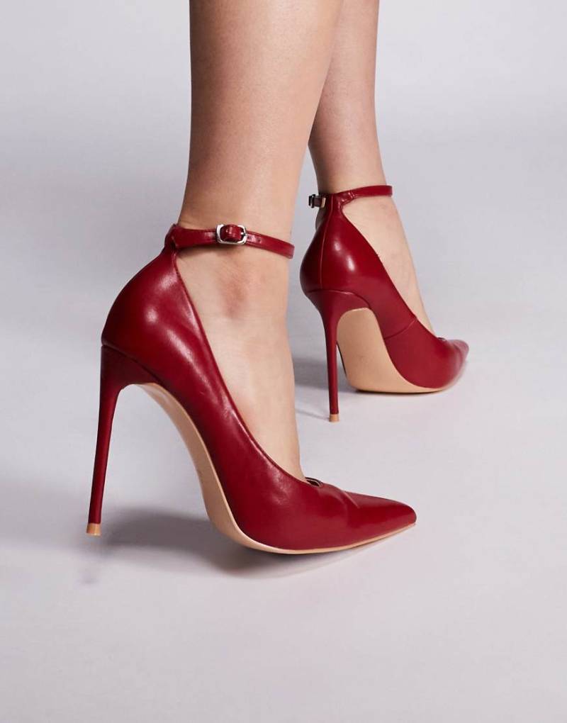 Public Desire - Chantilly - Pumps in Rot mit hohem Absatz und Knöchelriemen von Public Desire