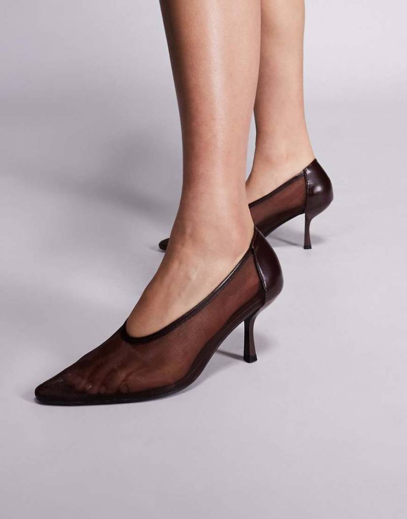 Public Desire - Dua - Absatzschuhe aus Netzstoff in Schokobraun mit hoch geschnittenem Schuhblatt von Public Desire