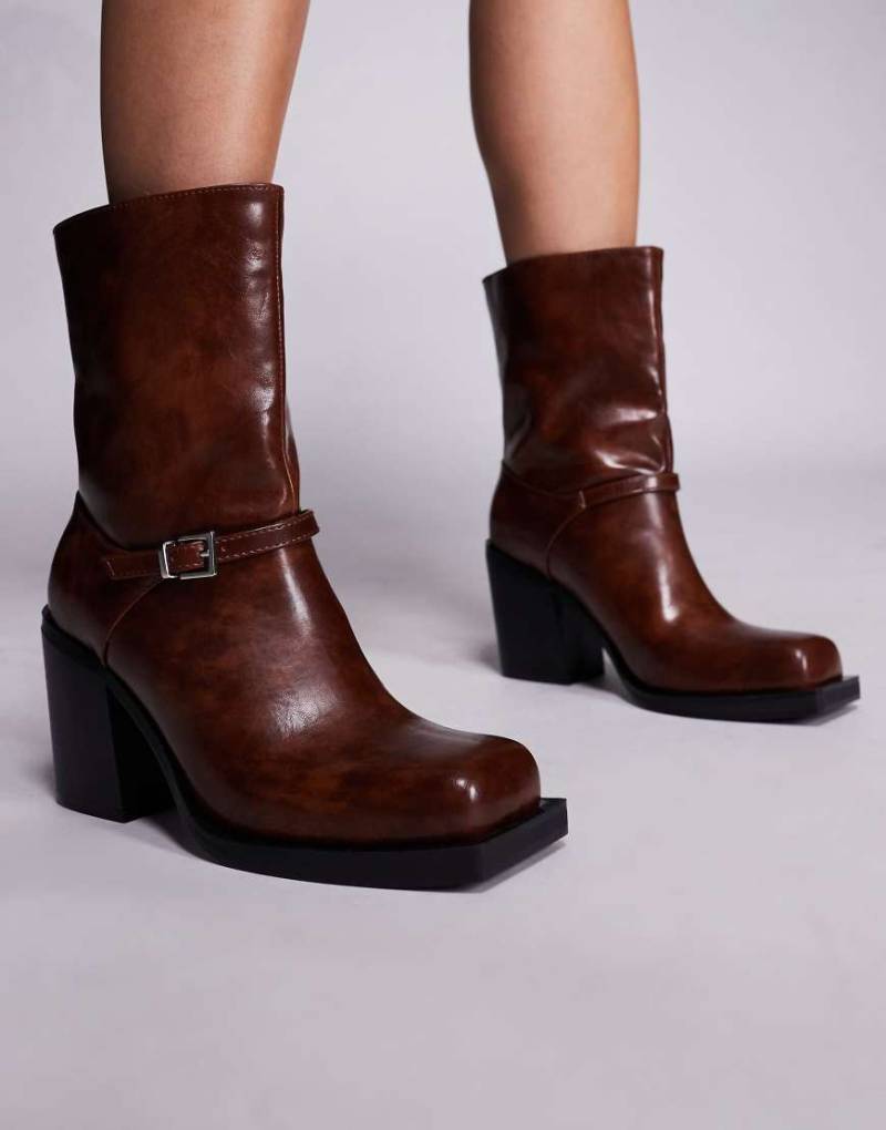 Public Desire - Dusty - Stiefeletten in Braun mit eckiger Zehenpartie und Absatz von Public Desire