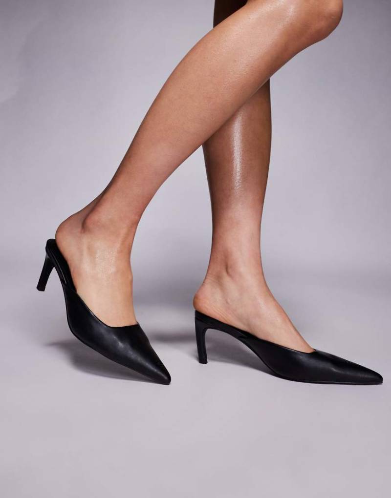 Public Desire - Edgar - Spitze Mules in Schwarz mit gebogenem Absatz-Braun von Public Desire