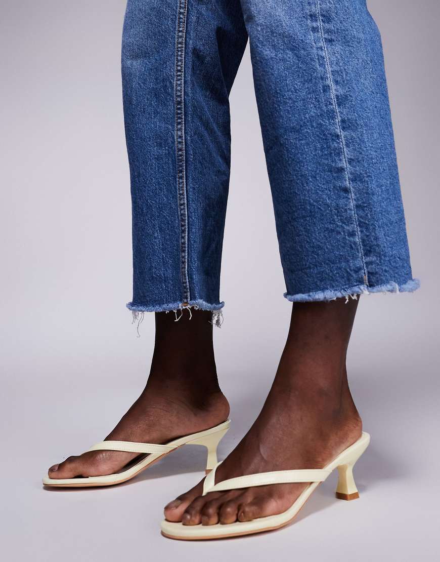 Public Desire - Evermore - Zehensteg-Sandaletten in Gelb mit Kitten-Absatz von Public Desire