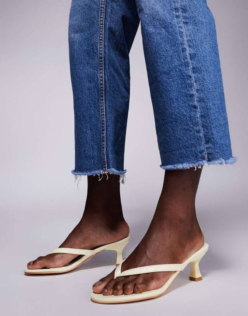 Public Desire - Evermore - Zehensteg-Sandaletten in Gelb mit Kitten-Absatz von Public Desire