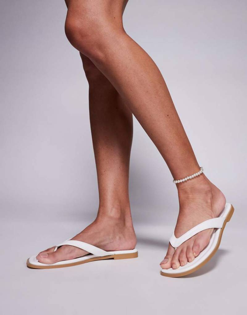 Public Desire - Flache Zehenstegsandalen in Weiß von Public Desire