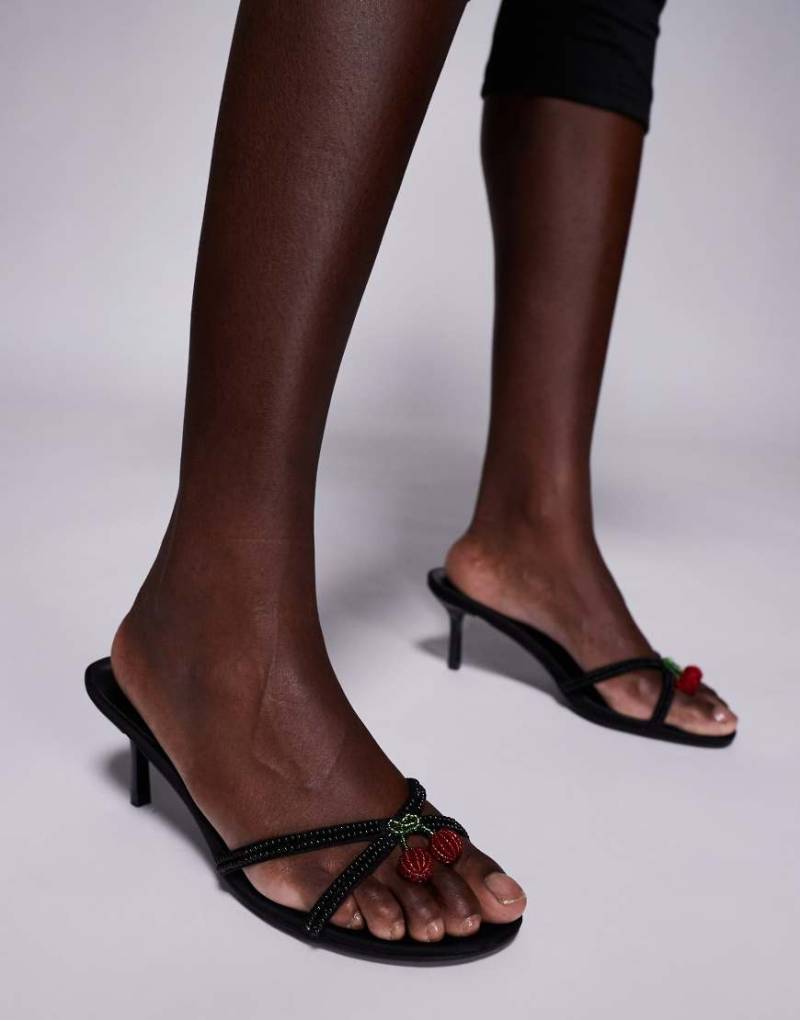 Public Desire - Fructose - Slip-on-Sandaletten in Schwarz mit Kitten-Absatz Public Desire - Fructose - Slip-on-Sandaletten in Schwarz mit Kitten-Absatz von Public Desire