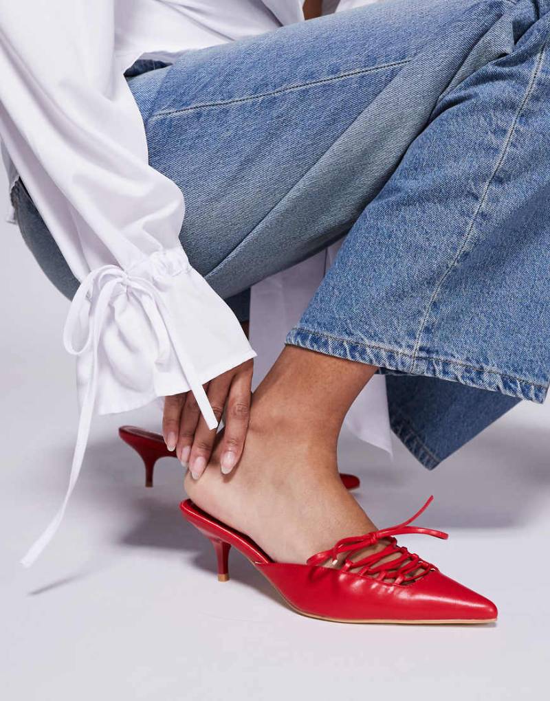 Public Desire - Geneva - Spitze Kitten-Heel-Mules in Rot mit Schnürung von Public Desire