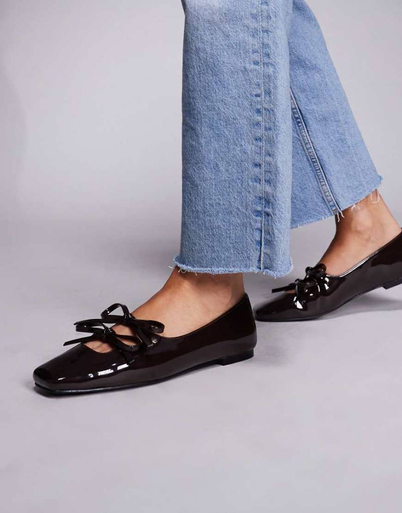 Public Desire - Ginger - Ballerinas mit eckiger Zehenpartie und Lackoptik in Braun-Brown von Public Desire